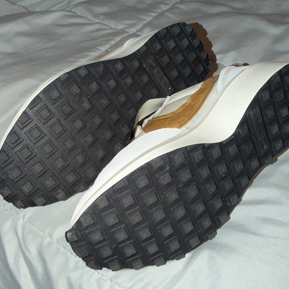 Nike Women’s cream Sneakers with Gold Swoosh Accent - Picture 4 of 4